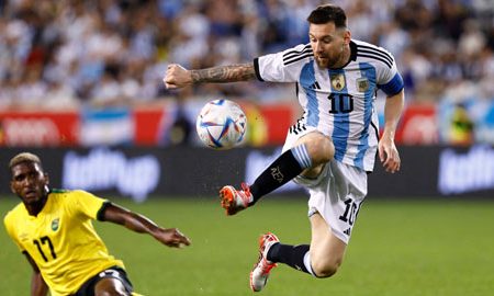 Một cú đúp cho Messi đạt cột mốc 100 bàn thắng cho đội tuyển Argentina